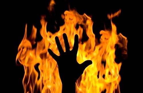 احضار عوامل مرتبط با خودسوزی فرد روستایی مقابل بنیاد مسکن ایلام