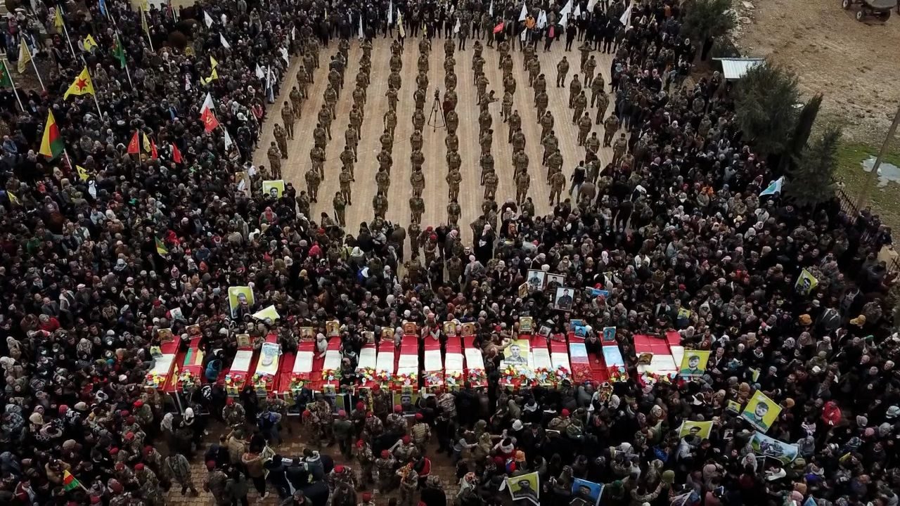 هزاران نفر در تشیع ۲۳ جانباخته نبرد با داعش در حسکه حضور یافتند