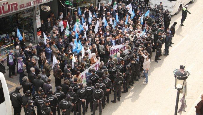 حمله مسلحانه و پرتاب مواد منفجره به ساختمان HDP در آدانا
