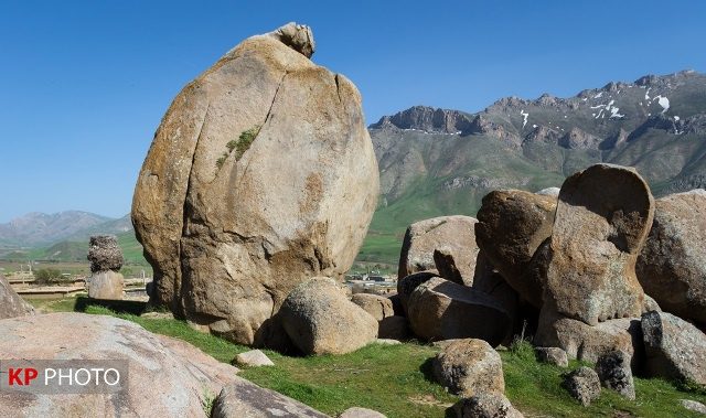 معمای سر به مهر سنگ های افسانه ای «خورنج» پیرانشهر