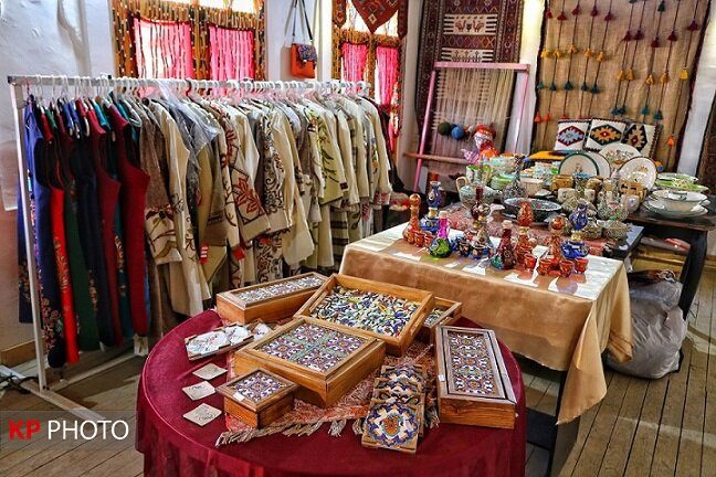 آذربایجان غربی صاحب  نخستین پروانه فروشگاه صنایع‌دستی شد