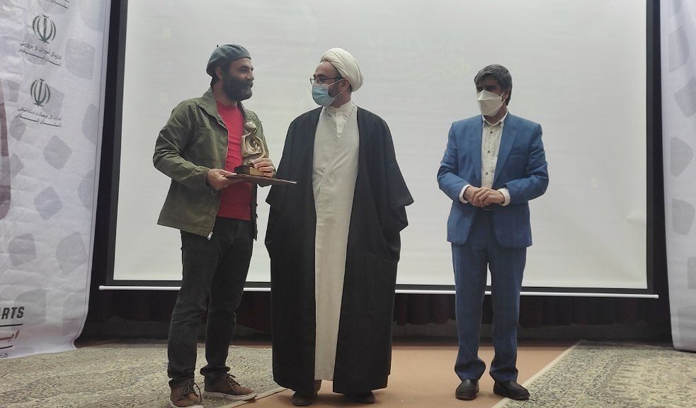«مصطفی کولیوندی» چهره سال هنر انقلاب استان ایلام شد