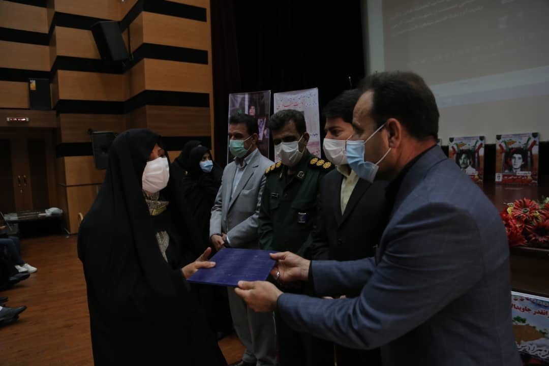 کتاب «لحظه‌های ناگزیر» در ایلام رونمایی شد