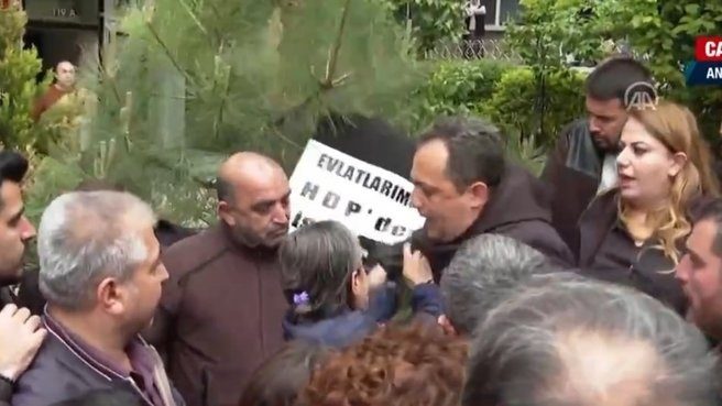عده ای از افراد نمایندگان HDP را هدف حمله و هتاکی قرار دادند و تهدید به مرگ کردند