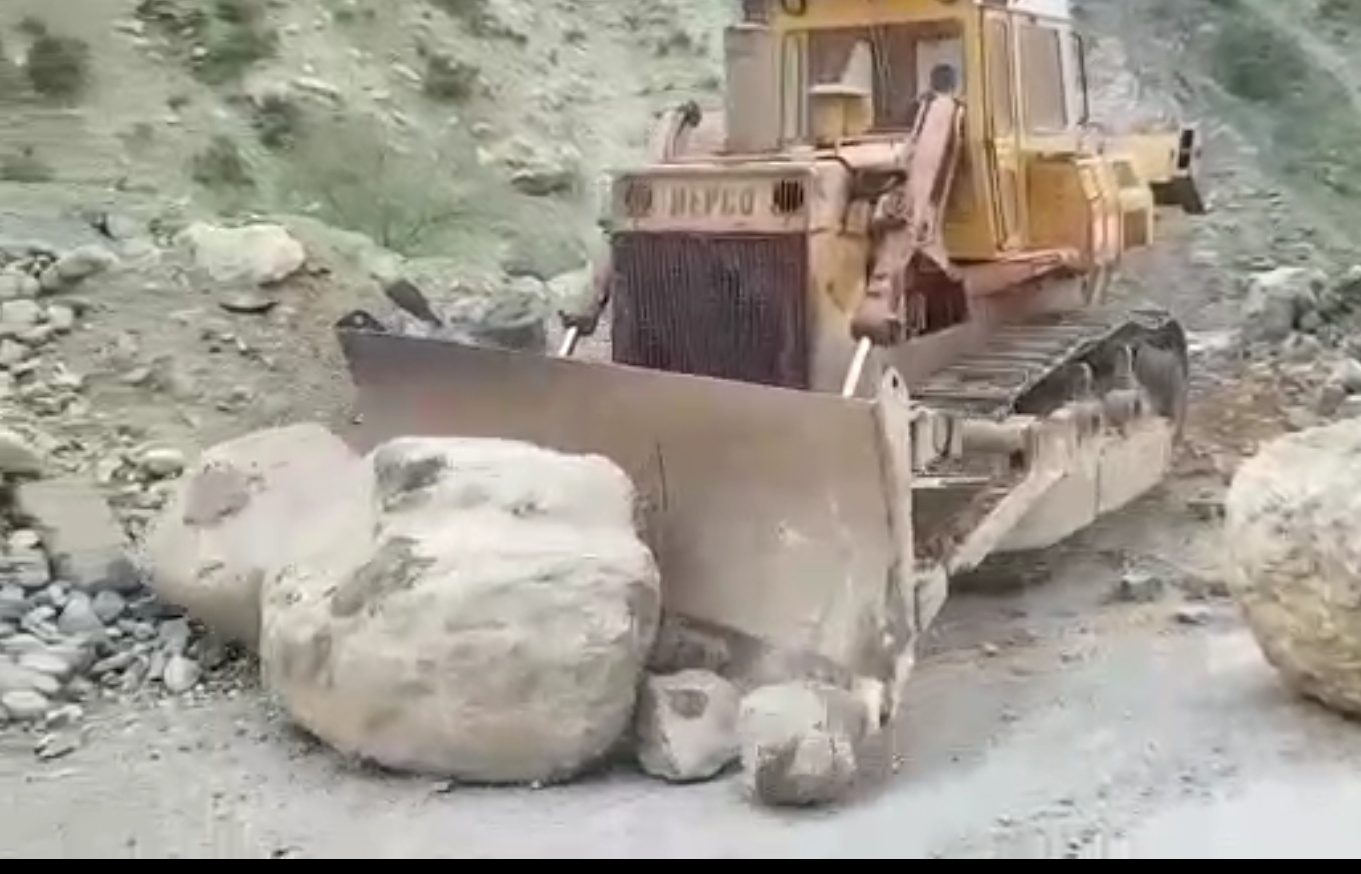 تنها بلدوزر شهرداری باینگان پس از ۲۰ سال، دوباره به کار افتاد