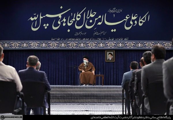 رهبر انقلاب: کارگران در برابر توطئه دشمن برای نابودی تولید ایستادند