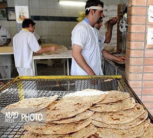 پخت نان تا ١٢ شب در ارومیه!