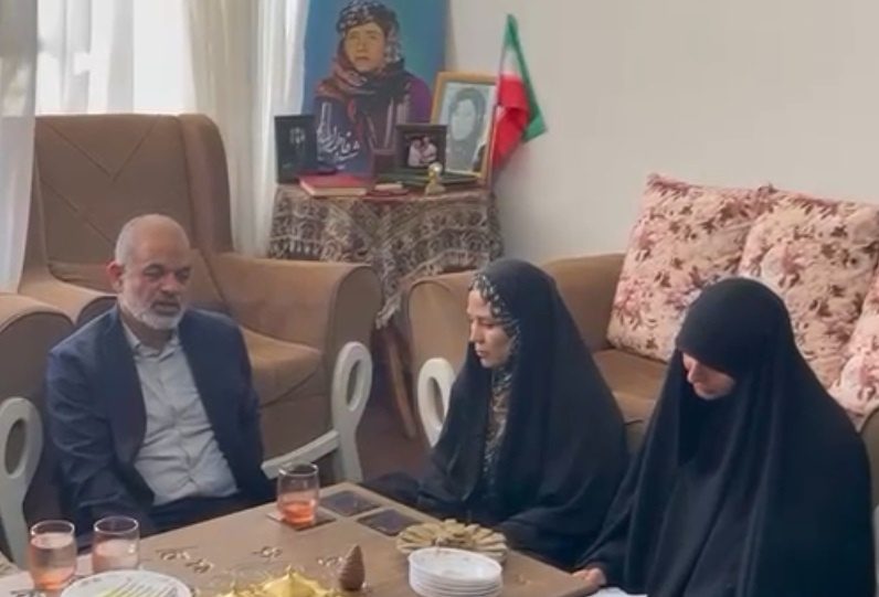 دیدار  وزیر کشور با خانواده شهیده اسدی/ مظلومیت شهدا مستند سازی شود