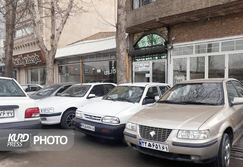 خیابان ها و پیاده روهای سنندج در تسخیر نمایشگاه های خودرو/زور قانون به نمایشگاه داران نمی رسد