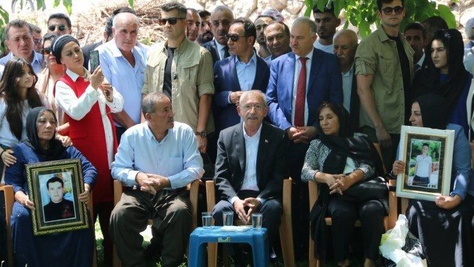 کمال قلیچدار اوغلو با خانواده قربانیان قتل عام روبوسکی دیدار کرد