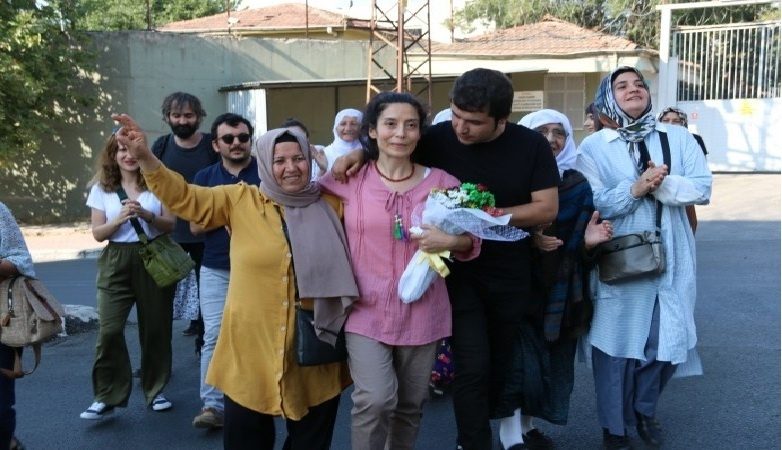 مزگین ئایدین نووسەری کورد پاش سی ساڵ لە زیندانی کردن ئازاد کرا