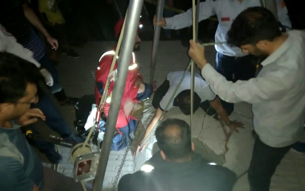 نجات کودک ۱۳ ساله از یک حلقه چاه در شهر کرمانشاه