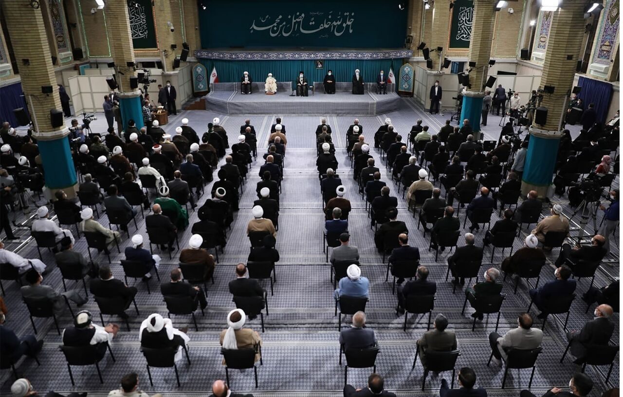 رهبر انقلاب: کسی غلط می کند به فکر کندن نهال تنومند جمهوری اسلامی ایران باشد/ شیعه انگلسیی شیعه دعوا درست کن است