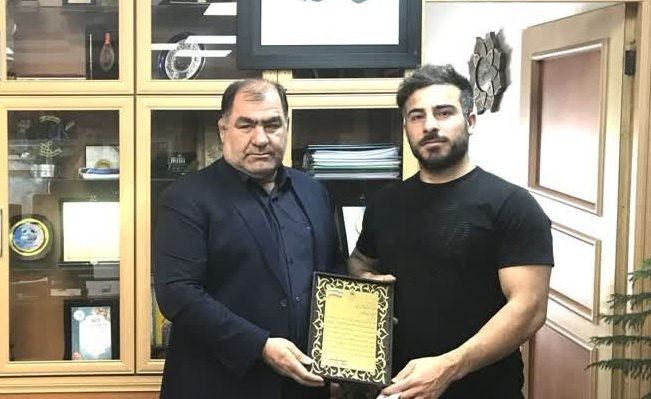 اهدای لوح جشنواره «رسم جوانمردی» به کیانوش رستمی
