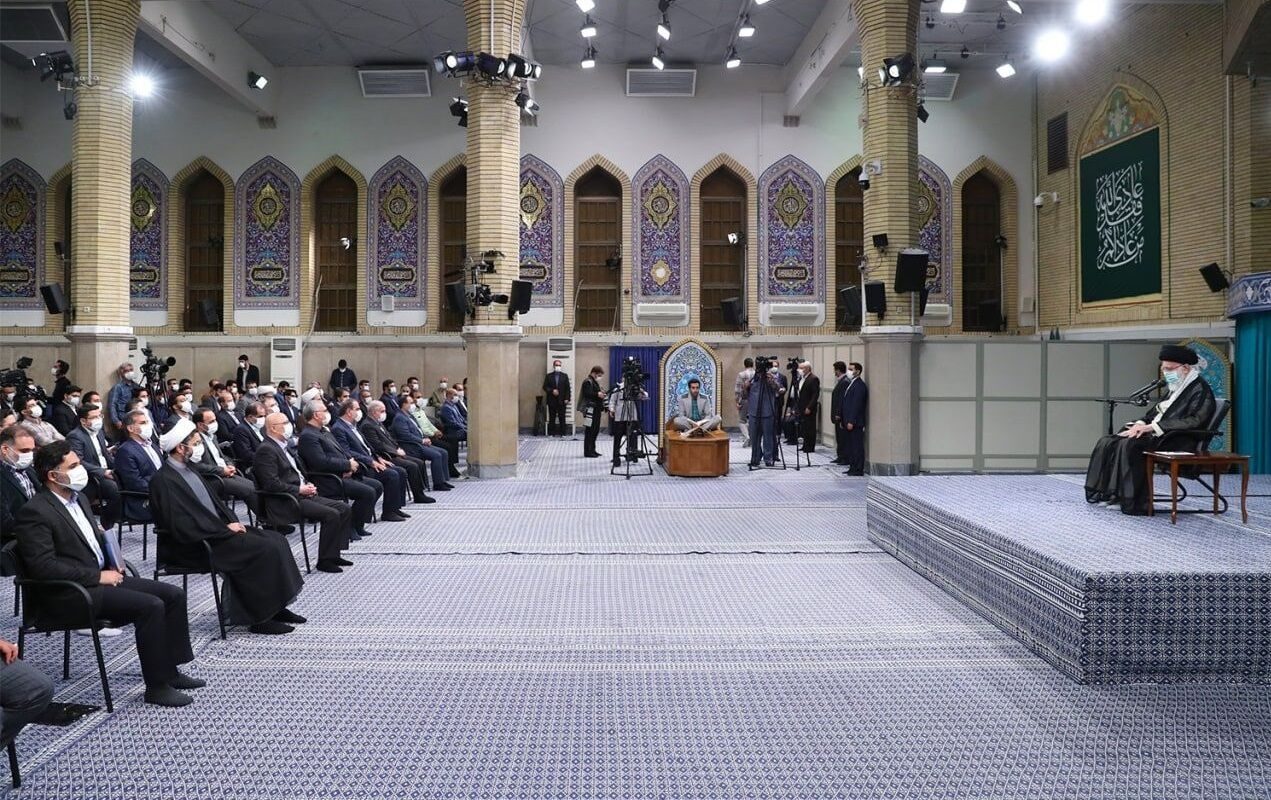 رهبر انقلاب: نگذارید نخبگان از دانشگاه مایوس شوند