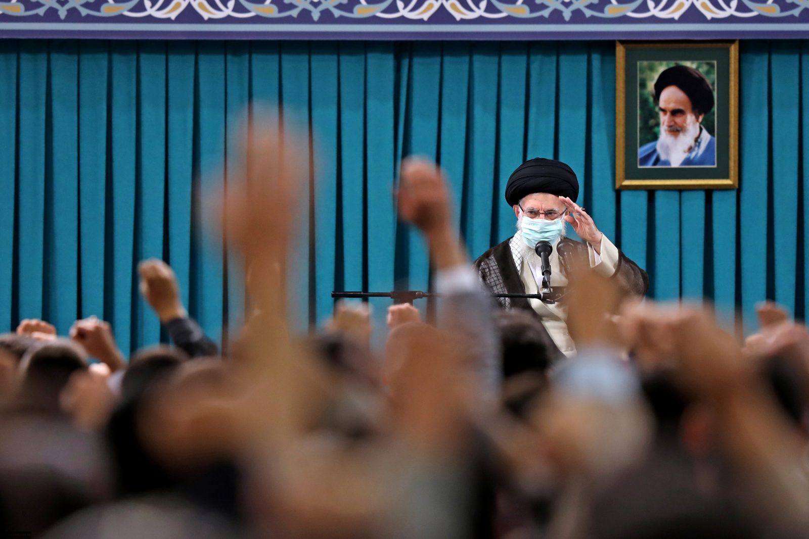 رهبر انقلاب: اتفاقات چند هفته اخیر «جنگی ترکیبی» و نه صرفاً اغتشاشات خیابانی بود / نوجوانان وجوانان کف خیابان بچه های خودمان هستند؛ مهم صحنه گردانان اصلی اند
