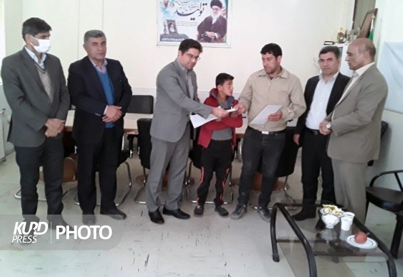 پرداخت کمک هزینه 750 میلیون ریالی بیمه حوادث به دانش آموز روستای مالوجه قروه