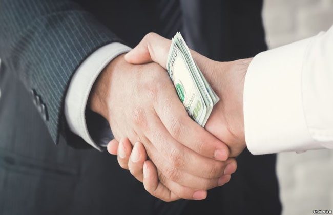 دستگیری یکی از مسئولان به اتهام اخذ رشوه ٥ هزار دلاری در بوکان
