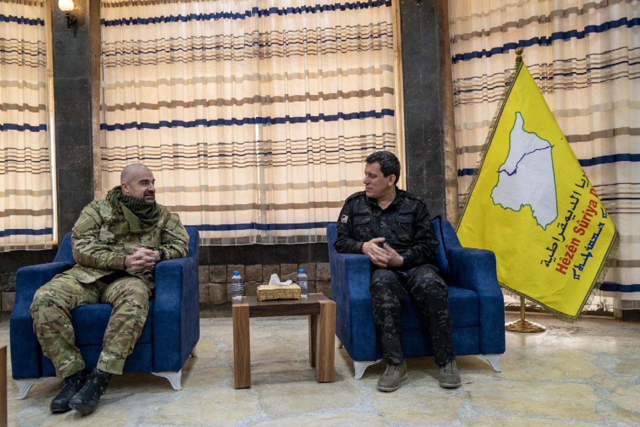 سەرۆکی یەکێتیی نیشتمانیی کوردستان و فه‌رمانده‌ی گشتیی هێزه‌کانی سووریای دیموکرات کۆبوونەوە