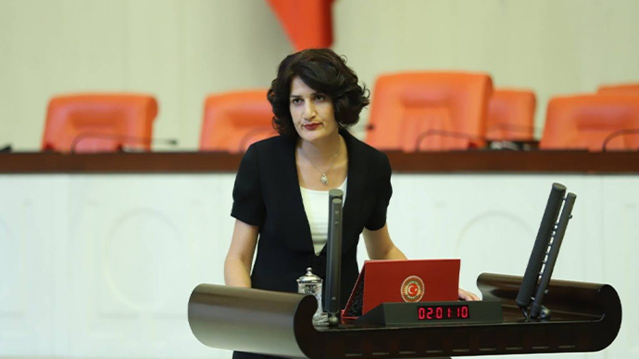 بەدەنگی زۆرینەی پەرلەمانتانی تورکیا، ئەندامێتیی پەرلەمانتارێکی کورد هەڵوەشێندرایەوە