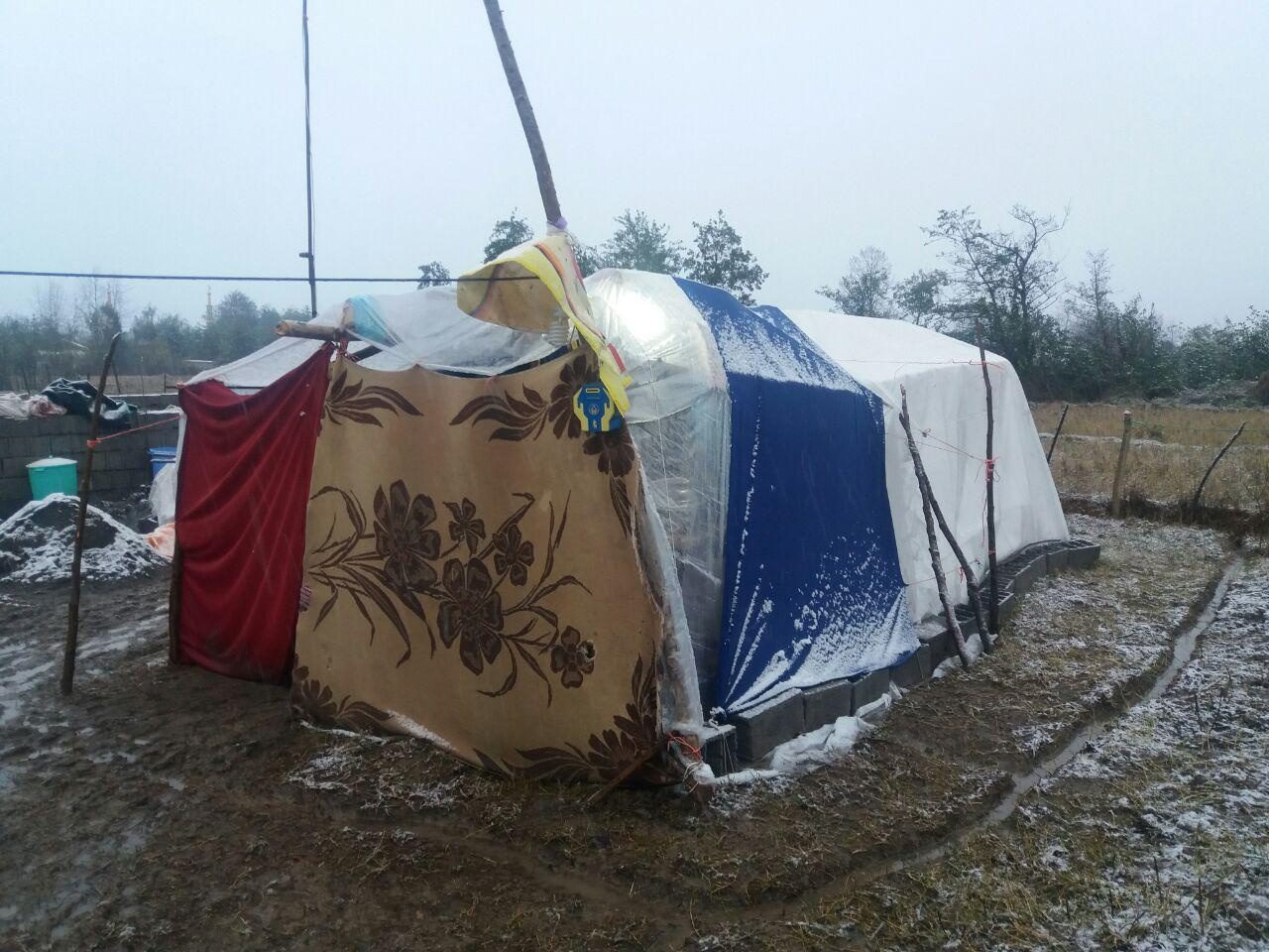 چادرنشینی یک خانواده تنگدست در زمستان سرد ارومیه!