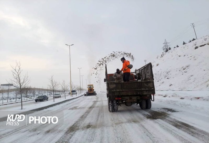 تمام معابر شهر سنندج برفروبی و نمک پاشی شد