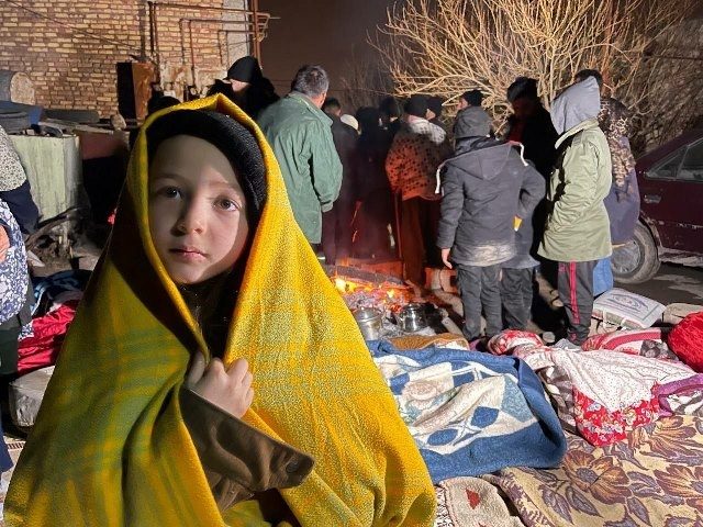اسکان زلزله زدگان در دمای منفی ٧ درجه در چادر/ به لوازم گرمایشی نیاز داریم