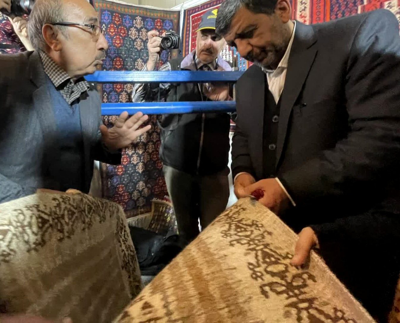 اولین گلیم خود رنگ هرسین رونمایی شد