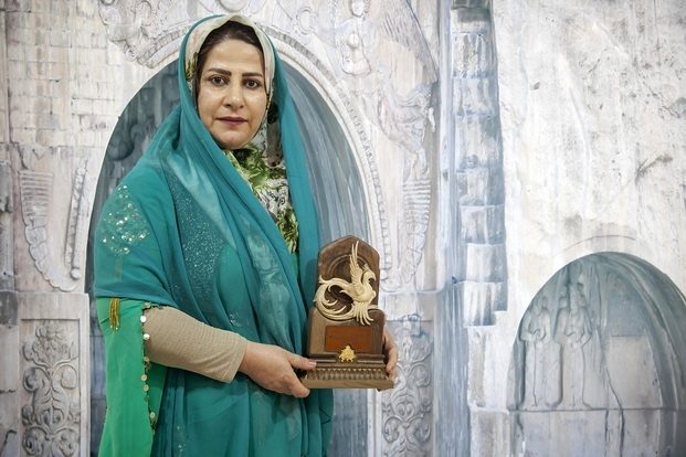 بانوی هنرمند کرمانشاهی کار آفرین نمونه صنایع‌دستی کشور شد