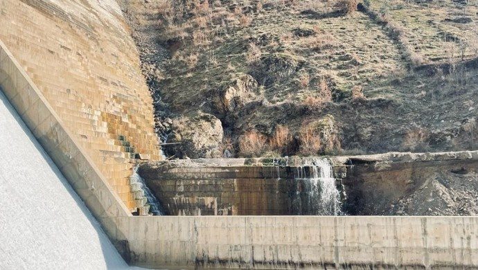 بزرگ شدن شکاف دیواره یک سد در شرناخ باعث نگرانی مردم شد