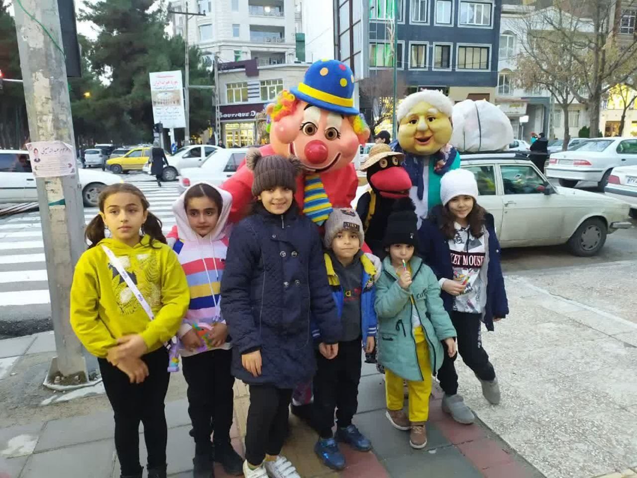 آغاز برنامه‌های کاروان شادی در محلات کرمانشاه