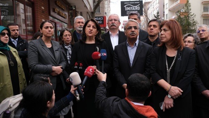 برگزاری مراسم چهلم جانباختگان زمین لرزه توسط HDP و احزاب  متحد آن