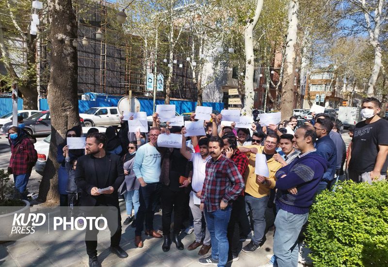 تجمع اعتراضی پرستاران کردستانی مقابل استانداری