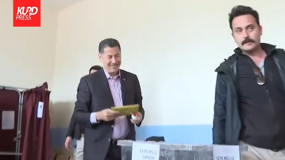 سینان اوغان نامزد ملی گرایان ترک از ائتلاف آتا رای خود را در صندوق انداخت