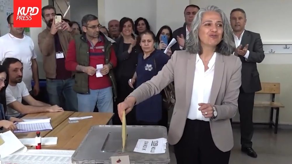 چیغدم قلیچ گون و ابراهیم آکین سخنگویان مشترک حزب چپ سبز، حزب جایگزین حزب دموکراتیک خلق ها رای خود را به صندوق انداختند