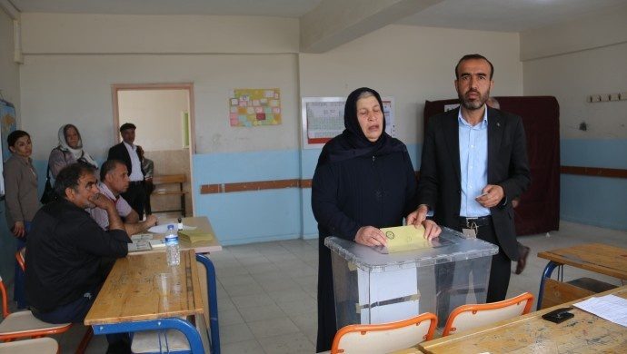 امینه شن‌یاشار رای خود را به صندوق انداخت : تغییر اتفاق خواهد افتاد