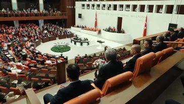 اعتراض نمایندگان اپوزوسیون ترکیه به اردوغان در هنگام ادای احترام به مجمع عمومی پارلمان ترکیه