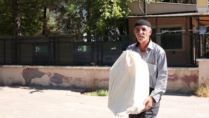 جایزه بهترین تصویر خبری برای تصویر پدر کُرد با استخوان های فرزندش در دست