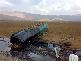 واژگونی تانکر حامل قیر مذاب در محور سنندج - دیواندره