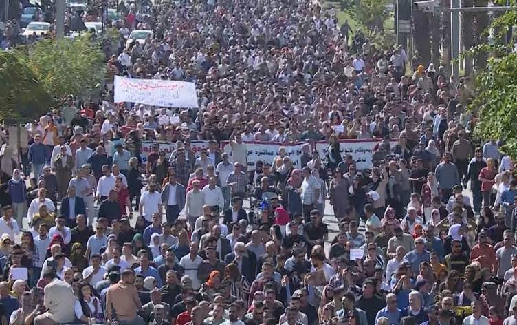 تظاهرات گسترده معلمان و کارمندان اقلیم کردستان علیرغم دستور وزیر مبنی بر ازسرگیری کلاسهای درس