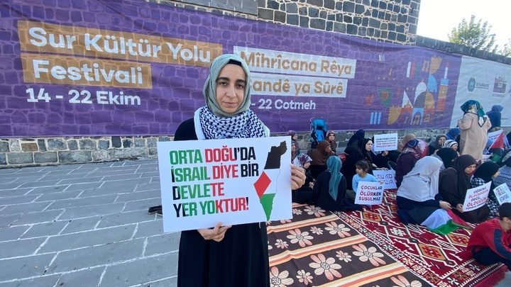 ژنانی دیاربەکردا بۆ پشتگیری لە فەلەستین مانگرتنێکی ٣ ڕۆژەیان دەستپێکرد/وێنە