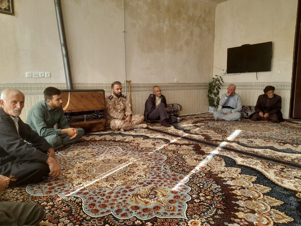 همدردی فرمانده قرارگاه شهید کاظمی با خانواده کولبر فوت شده