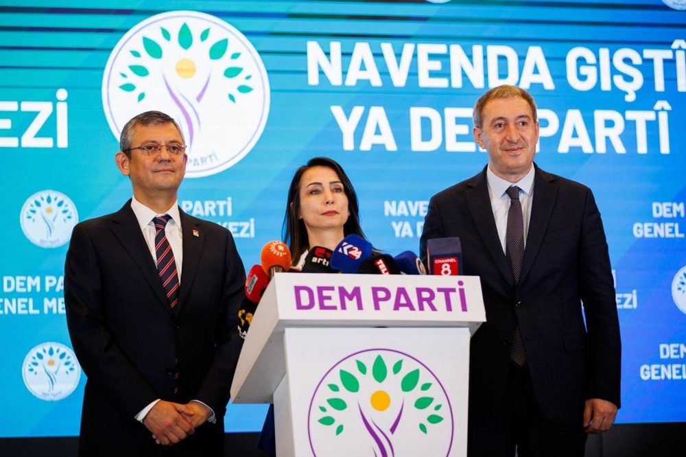 دیدار شاد میان رهبران CHP و DEM؛ کارشناسان به نتایج این دیدار امیدوارند