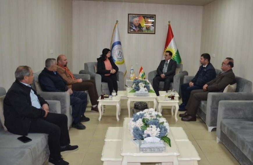 بازدید جمعی از دانشگاهیان و سیاستمداران اقلیم کردستان از نمایندگی مدیریت خودگردان در سلیمانیه
