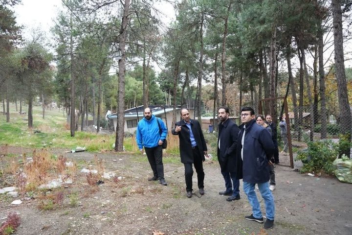 بازدید مدیرکل ثبت حریم و آثار کشور از گورستان پارتی تاق‌بستان