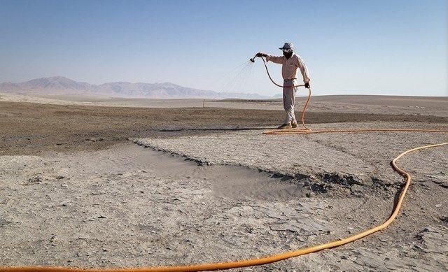 مالچ پاشی در بستر دریاچه ارومیه بدون مجوز انجام گرفت