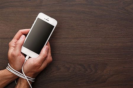 نوجوان من به تلفن هوشمند اعتیاد دارد؛ چه کنم؟