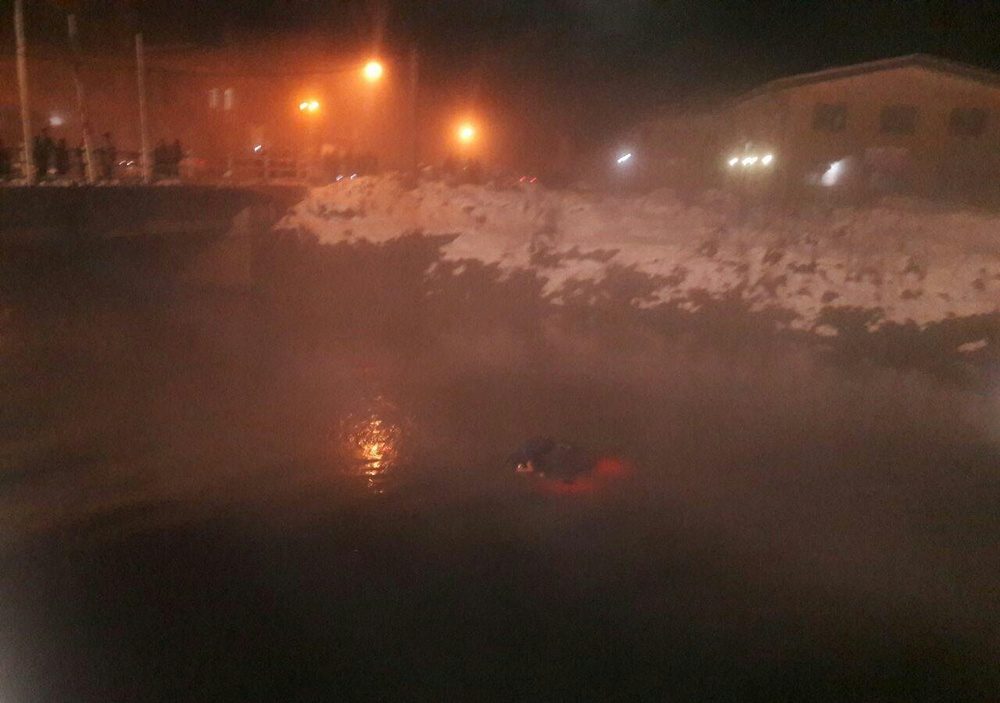 خودرویی  در بوکان به داخل رودخانه افتاد