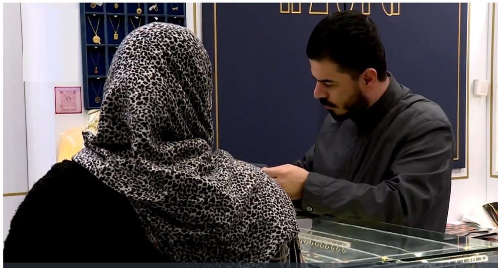 مواردی داشتیم که استاد دانشگاه، حلقه ازدواج همسرش را برای تامین اجاره منزل خود فروخته است