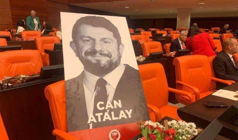 من همچنان نماینده منتخب مردمم هستم